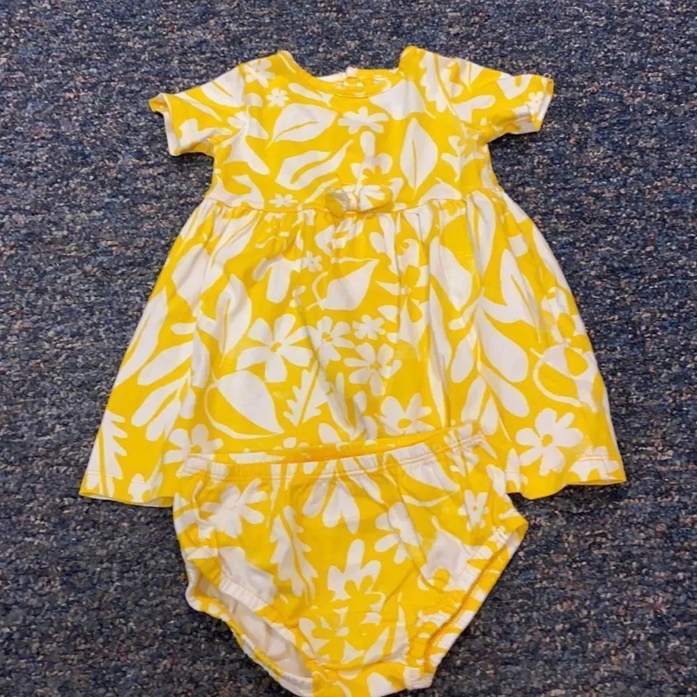 Carter’s two piece summer outfit sz. 12M